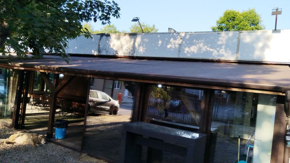 Навес от функциониращо заведение