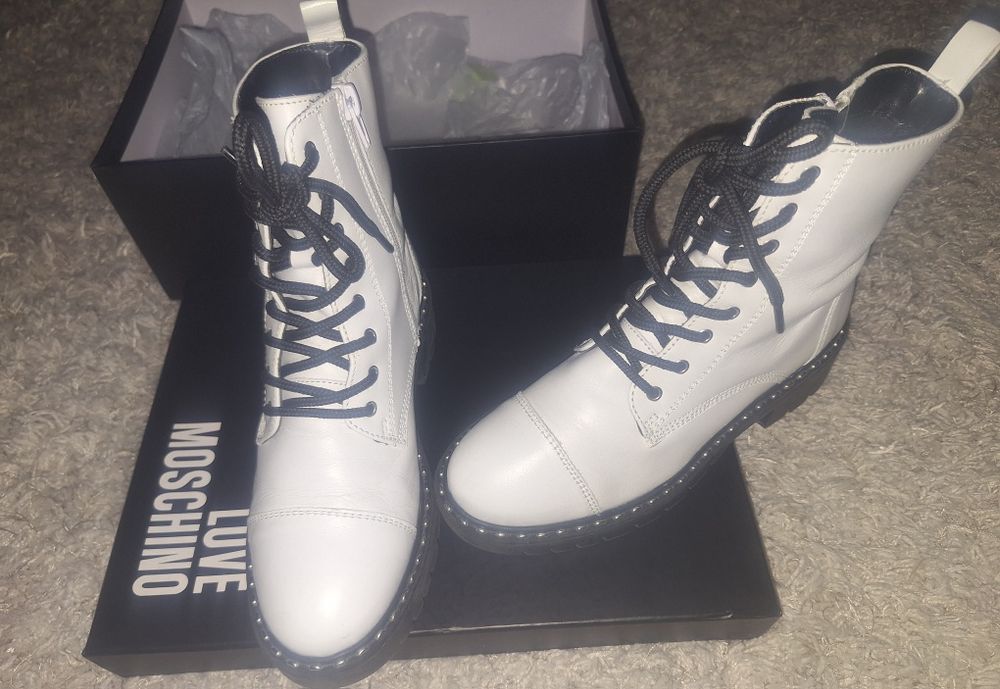 Ghete din piele, albe