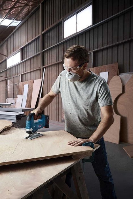 Акумулаторен прободен трион Bosch GST 185-LI с 2 батерии 4 Ah зарядно