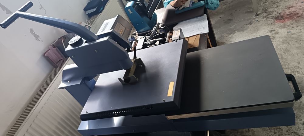 De vânzare Presa termica A3
Presa are suprafață de imprimare  49 /40 cm
Partea de jos este retractabila pentru o fixare mai ușoară a imprimeurilor
Pre