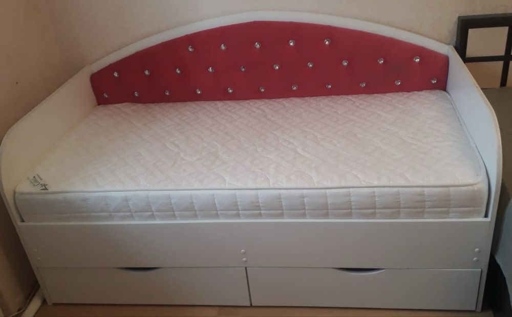 Продам кровать с ортопеическим матрасом