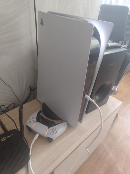 Продам PS5 1гб , 2 оригинальных геймпада , шнуры .