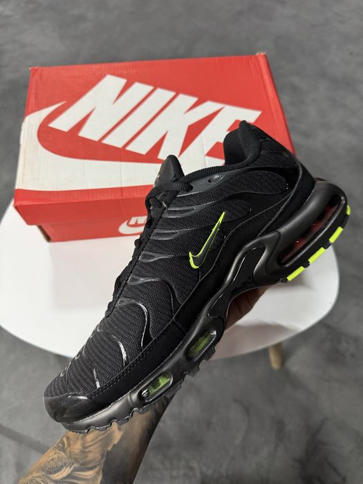 Nike Air Max Plus Black / Volt