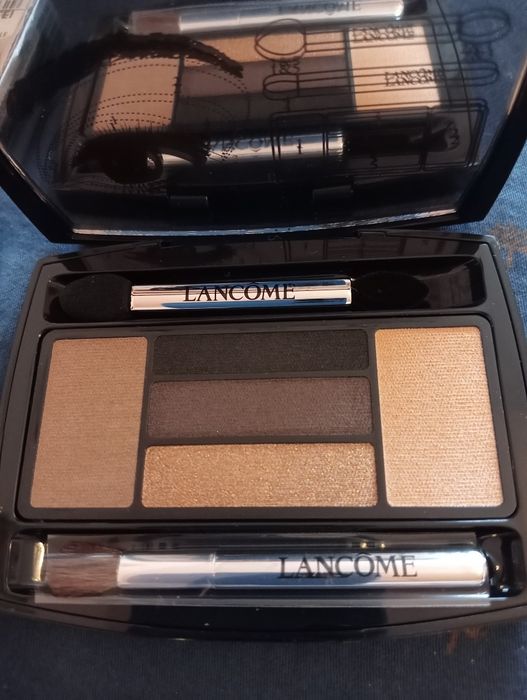 Vând palete farduri Clarins 150 lei
