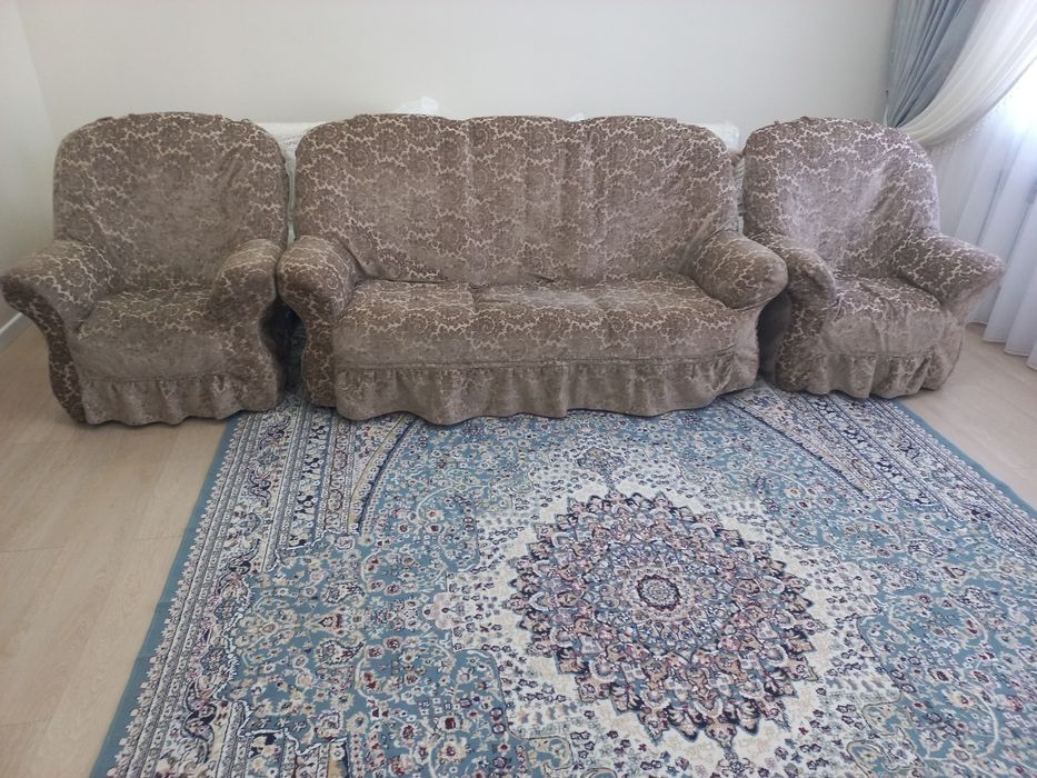 Диван с двумя креслами