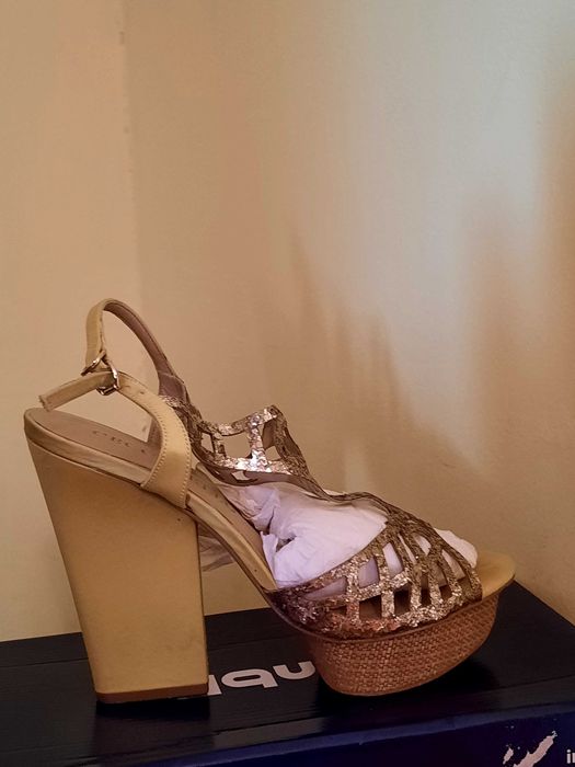 Продам босоножки женские