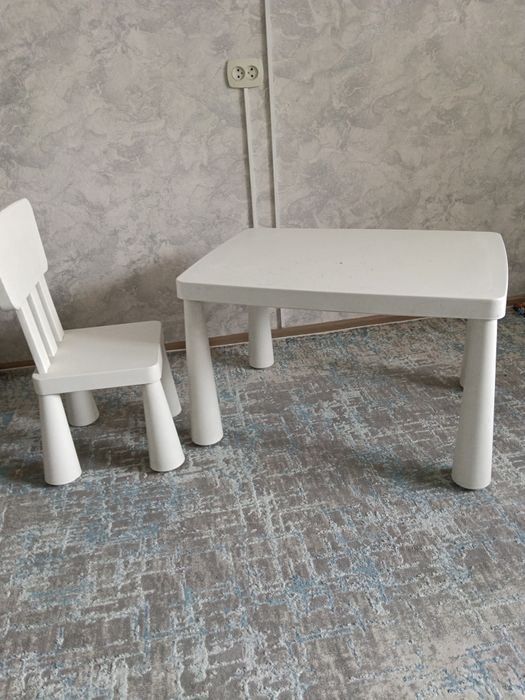 Детский стол и стул от IKEA