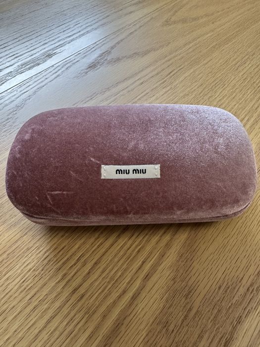 Кръгли слънчеви очила на MIU MIU