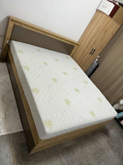 Pat matrimonial modern din lemn