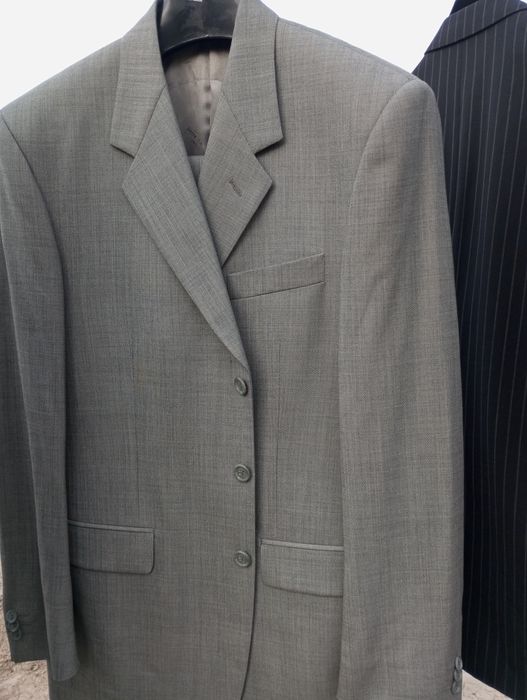 Продаю мужские костюмы