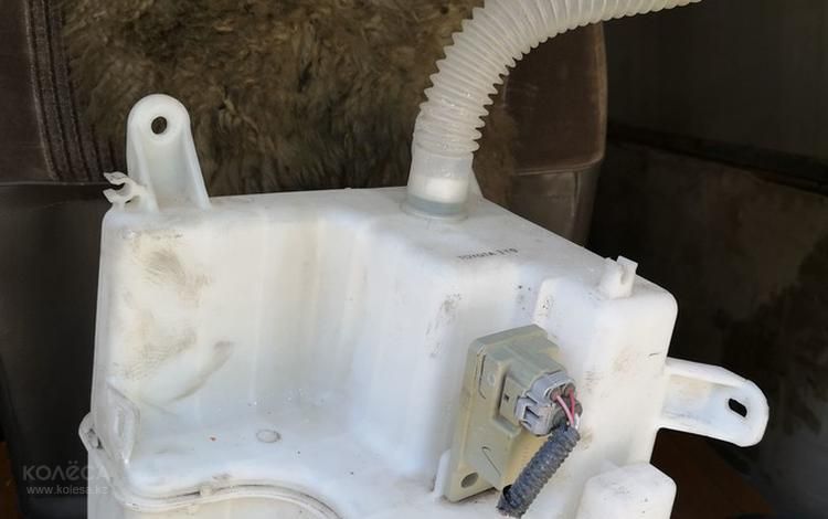 Бачок омывателя на Lexus rx330 rx350