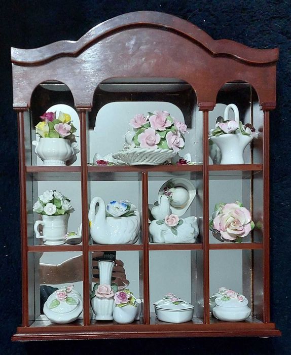 Dulapior vintage cu portelanuri in miniatura