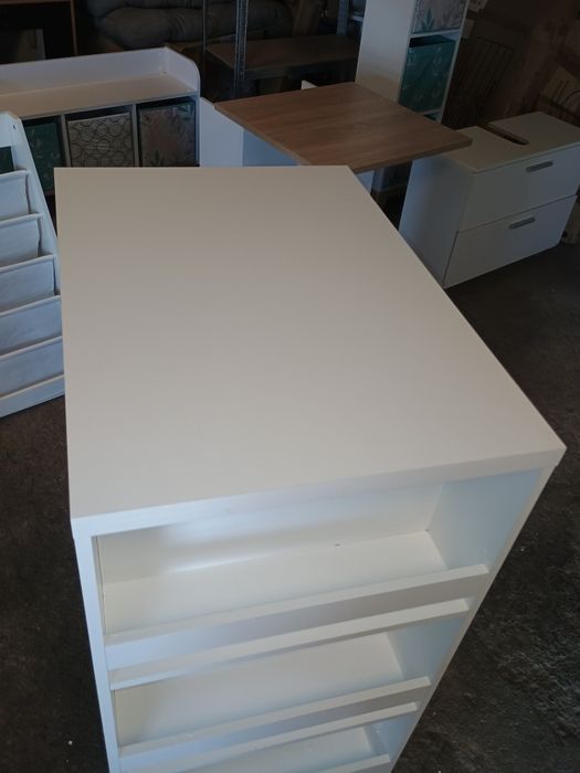 Бар маса с рафтове