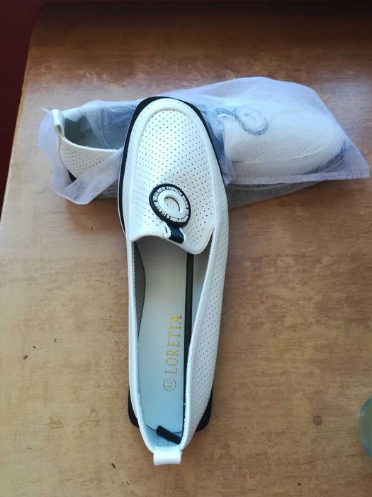 Бели обувки с перфорация