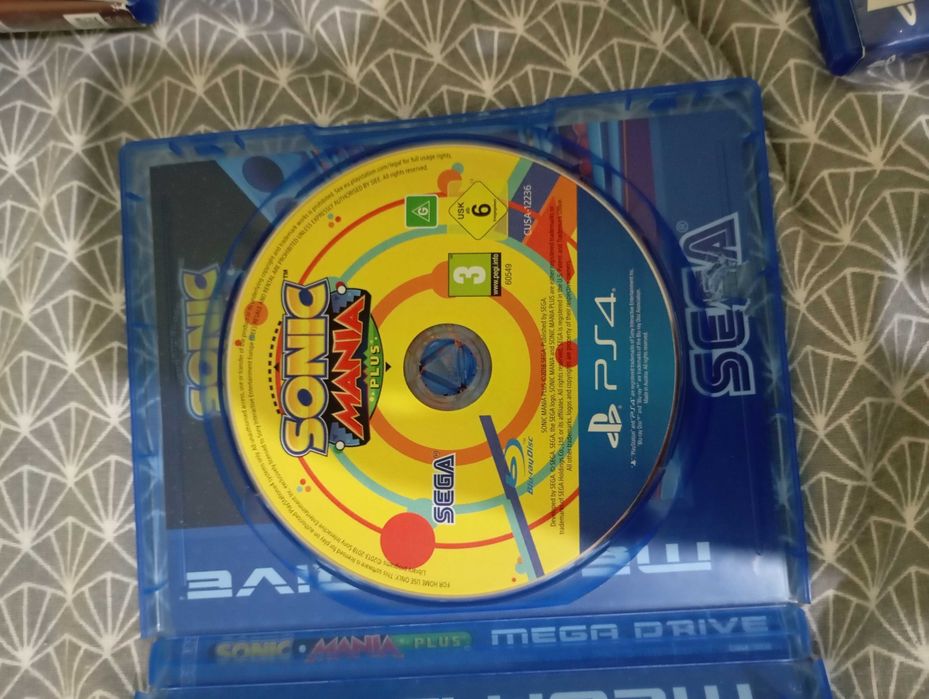 PlayStation 4 погледнете от долу дискрецията