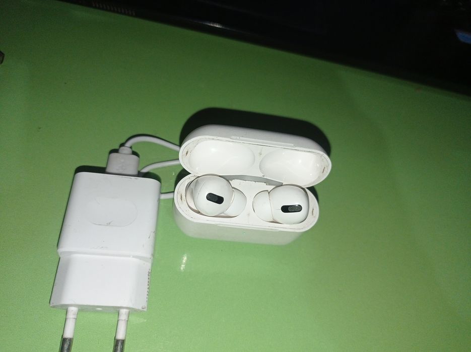 Apple Airpods pro quloqchinlari va zaryadkasi