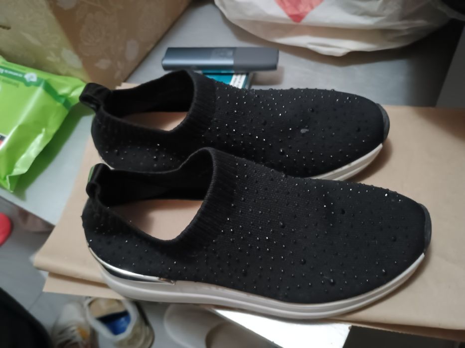 Adidasi cu pietricele purtati