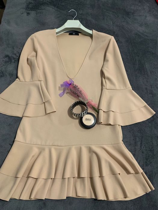 Рокля в нежно кремав цвят, размер М.