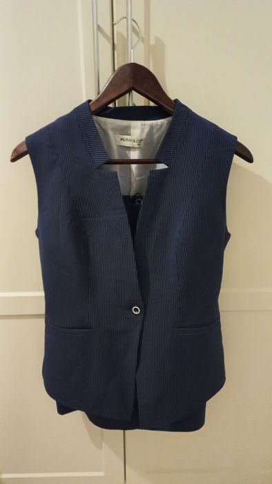 Продам комплект юбку с жилеткой.