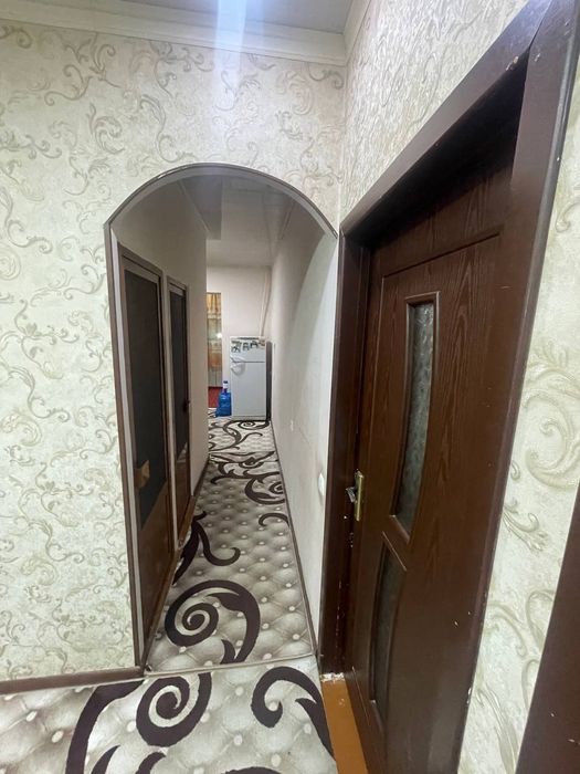 Продаётся 4х комнатная  на 2 этаже 100 м2 ориентир 6 мкр 70 остановка