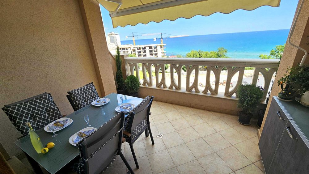 Многостаен апартамент с две паркоместа първа линия море Кабакум, Варна