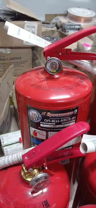 Огнетушители порошковые и углекислотные.