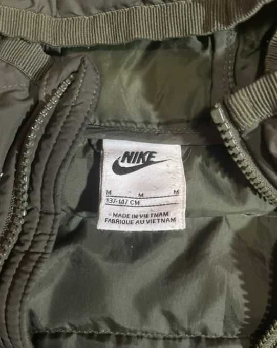 Оригинално яке на NIke (тъмно зелено) размер М от детското