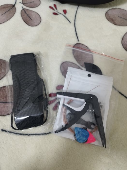 Акустическая гитара чёрного цвета