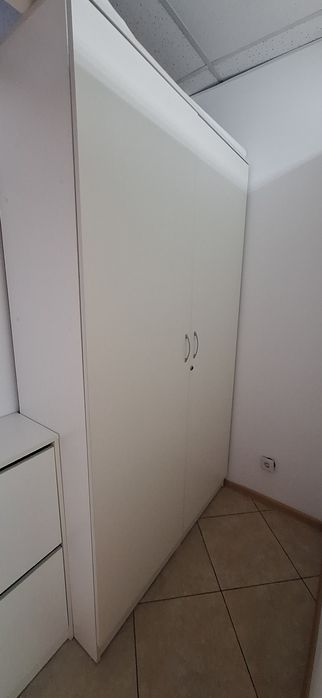 Большой белый шкаф