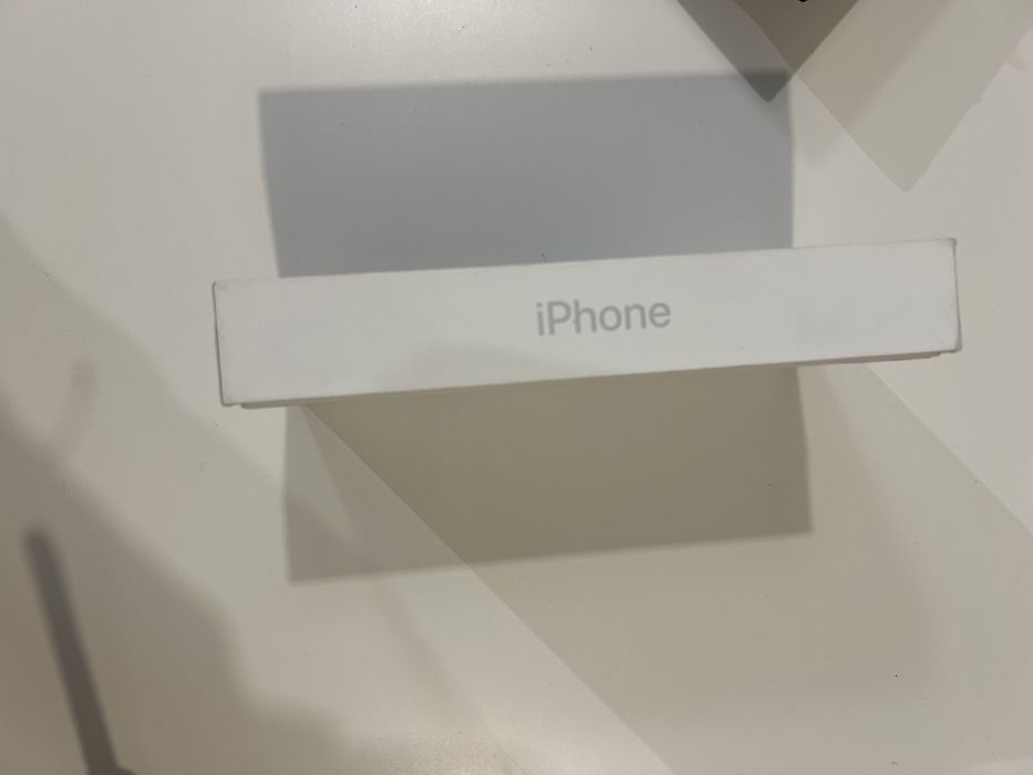 Продавам Iphone 16 E  чисто нов