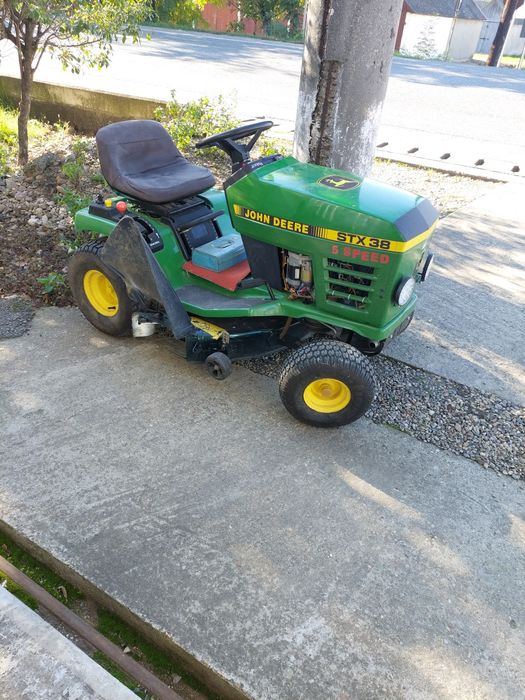 Tractoras tuns iarba