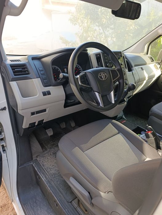Microavtobus Toyota HiAce микроавтобус