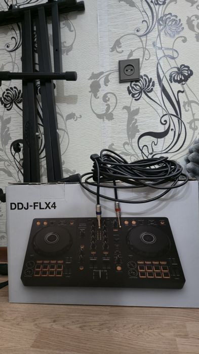 Pioner DDJ - FLX4, стойка и 10 метровый кабель.
