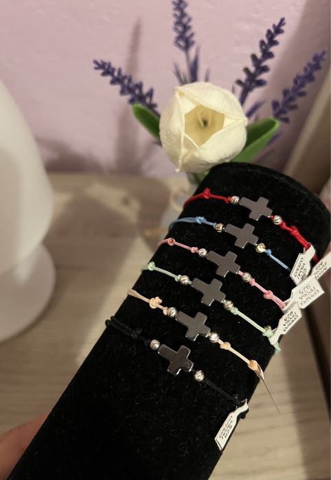 Дамски гривни от бижутерски конец и елемент-злато или сребро