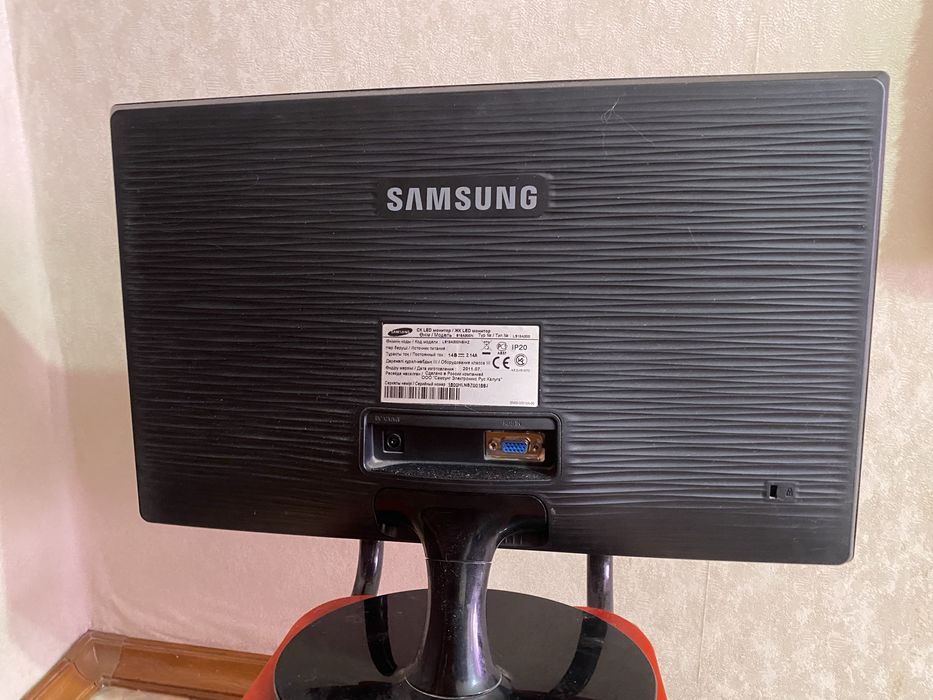 монитор Samsung SyncMaster S19A300.