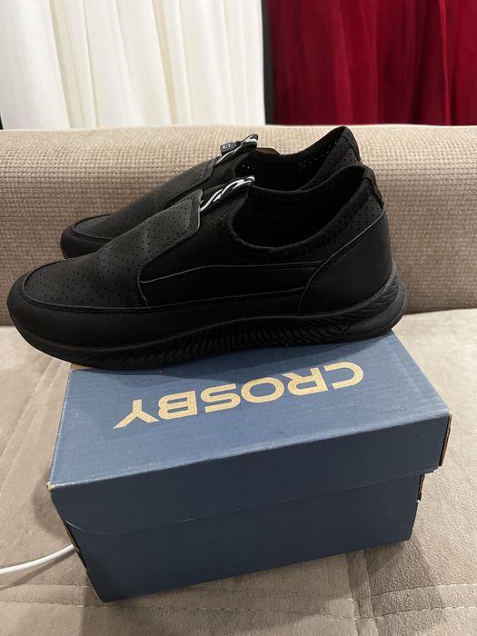 Продам новые школьные кроссовки для мальчика