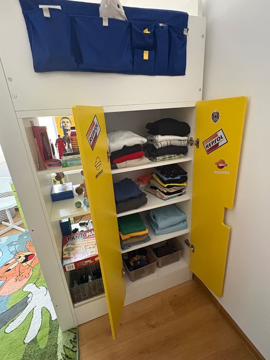 Se vinde pat supraetajat cu saltea inclusă  + birou + dulap + rafturi