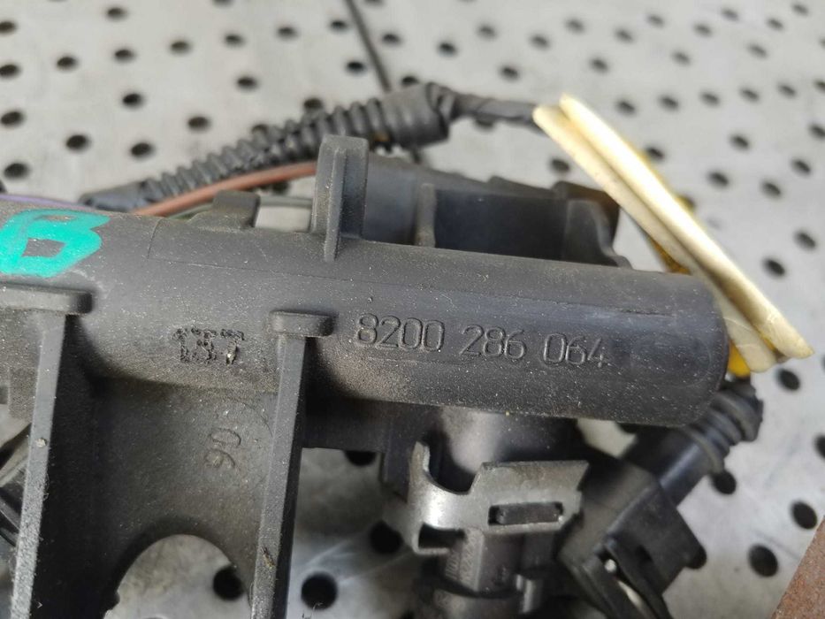 rampa cu injectoare 1.2 b d4fd740 renault clio 3  8200286064