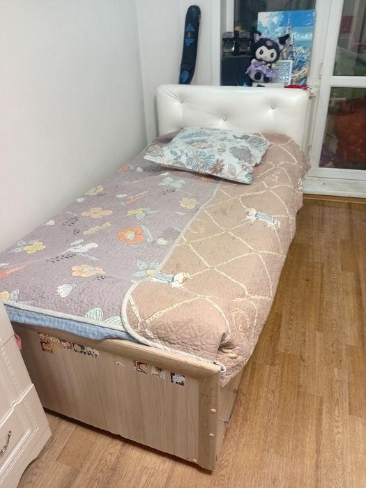 Кровать с матрасом