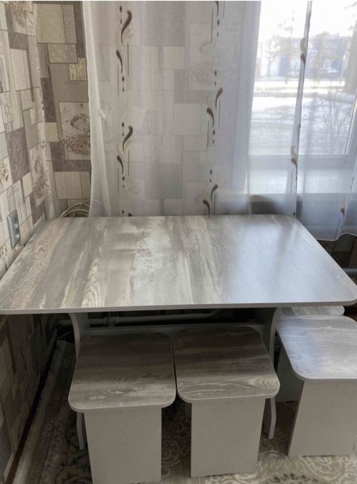 Продам стол с тубаретками