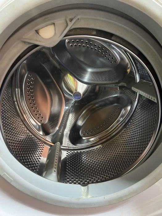 Продавам пералня hotpoint