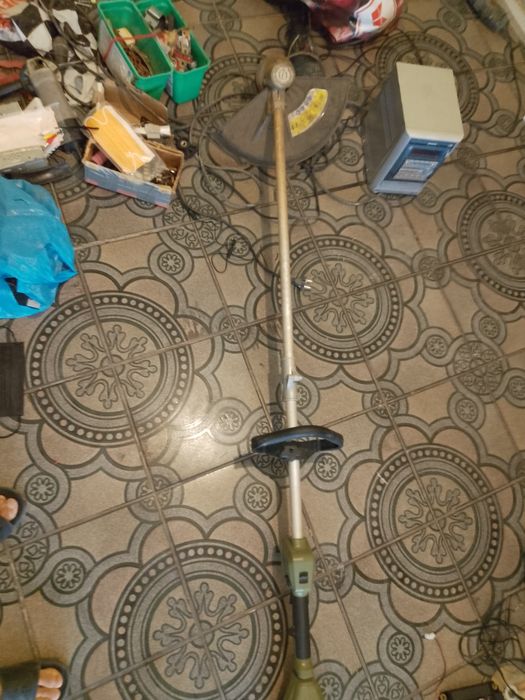 Buna ziua vând motocoasă electrica in satere foarte foarte bună tine bateria aveți și încărcător  pentru mai multe detalii sunați mă în privat