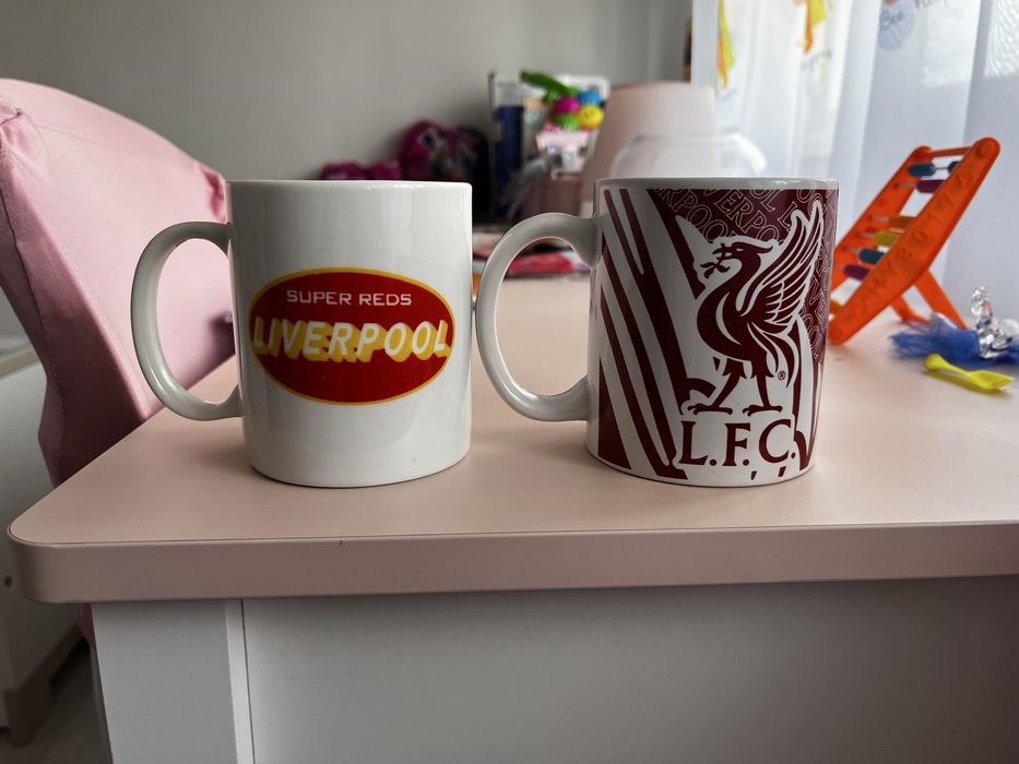 Футболни чаши брандирани с логото на Ливърпул