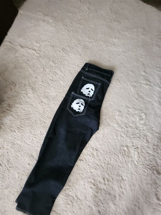 Vând blugi Michael Myers  L