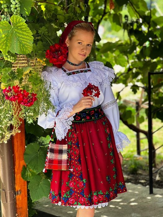 Costum popular pentru femei de Maramures complet