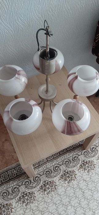 Продам недорого люстру