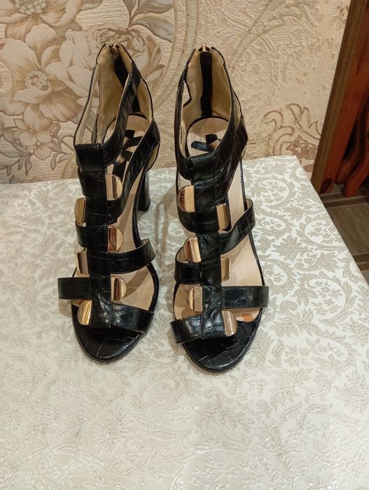 Продаются босоножки.