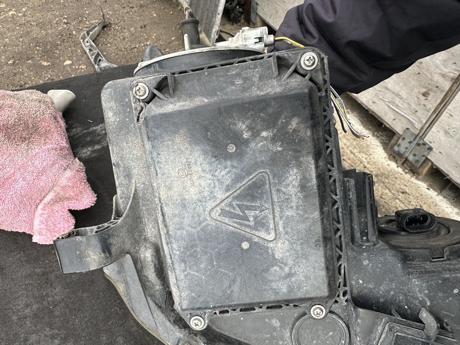 Фар ляв десен ксенон оборудван Lexus Rx ГАЗ 4х4 оригинални