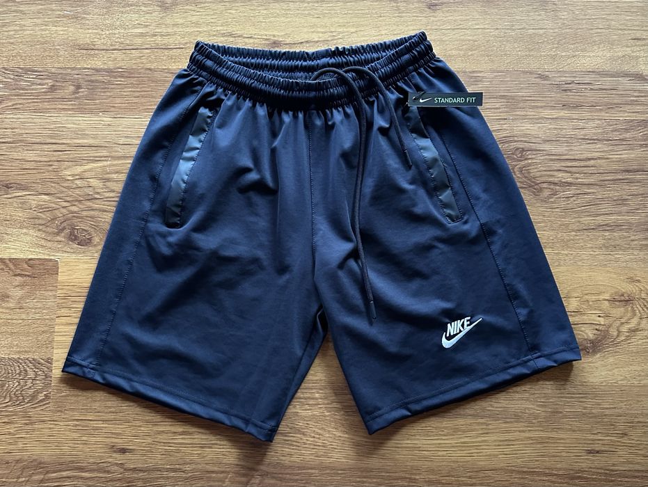 Мъжки,полиамидни тъмно сини къси панталонки Nike с бродирано лого и ципове на джобовете