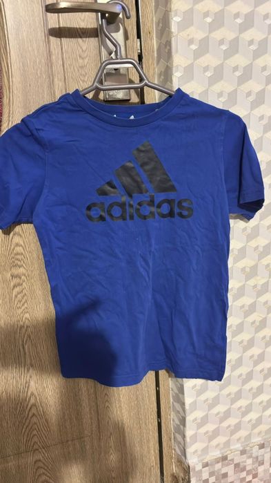 Vând tricou adidas